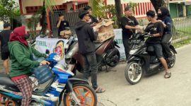 Karang Taruna Unit 016 Uwung Jaya bagikan 500 takjil dan adakan buka puasa bersama untuk tingkatkan kepedulian sosial di bulan Ramadan. (Foto: Dok. Karang Taruna)
