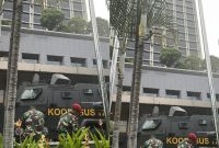 Potret kendaraan taktis TNI Koopssus yang terparkir di Hotel Fairmont, Jakarta, saat Komisi 1 DPR RI bersama Pemerintah membahas revisi undang-undang TNI. (Dok. NET) 