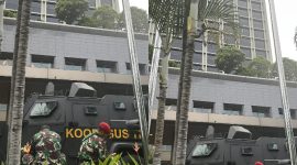 Potret kendaraan taktis TNI Koopssus yang terparkir di Hotel Fairmont, Jakarta, saat Komisi 1 DPR RI bersama Pemerintah membahas revisi undang-undang TNI. (Dok. NET) 