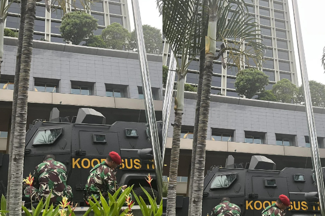 Potret kendaraan taktis TNI Koopssus yang terparkir di Hotel Fairmont, Jakarta, saat Komisi 1 DPR RI bersama Pemerintah membahas revisi undang-undang TNI. (Dok. NET) 