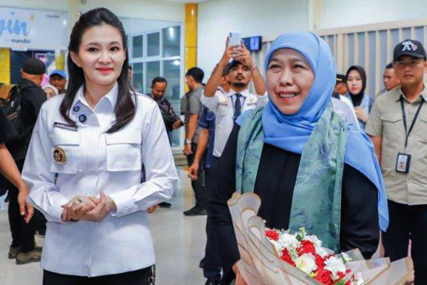 Potret Gubernur Jawa Timur Khofifah Indar Parawansa (kanan) dan Gubernur Maluku Utara Sherly Tjoanda Laos (kiri), diambil Selasa (11/3/2025). //Dok.Pemprov Jatim// 