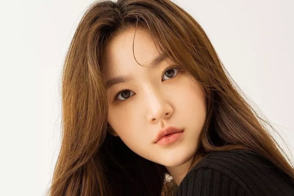 Foto Kim Sae Ron, aktris Korea Selatan, yang diduga bunuh diri. Dugaan hubungan dengan Kim Soo Hyun dan konflik dengan Gold Medalist mencuat. (Soompi)
