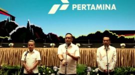 Direktur Utama PT Pertamina, Simon Aloysius Mantiri, memberikan pernyataan terkait evaluasi proses bisnis dan pembentukan Tim Crisis Center untuk memperbaiki tata kelola perusahaan pasca skandal korupsi. (Dok. Pertamina)