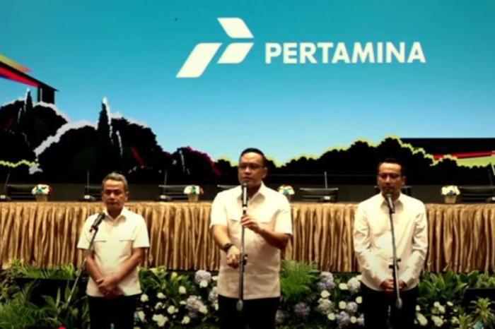Direktur Utama PT Pertamina, Simon Aloysius Mantiri, memberikan pernyataan terkait evaluasi proses bisnis dan pembentukan Tim Crisis Center untuk memperbaiki tata kelola perusahaan pasca skandal korupsi. (Dok. Pertamina)