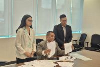 CMNP menggugat Hary Tanoesoedibjo dan BHIT senilai Rp 103 triliun terkait transaksi dengan Unibank pada 1999, melibatkan tuduhan pemalsuan. Potret Konferensi Pers Kuasa Hukum PT MNC Asia Holding Tbk, Selasa (11/3/2025).//Dok. HotmanParisOfficial//