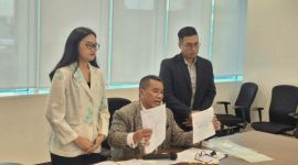 CMNP menggugat Hary Tanoesoedibjo dan BHIT senilai Rp 103 triliun terkait transaksi dengan Unibank pada 1999, melibatkan tuduhan pemalsuan. Potret Konferensi Pers Kuasa Hukum PT MNC Asia Holding Tbk, Selasa (11/3/2025).//Dok. HotmanParisOfficial//