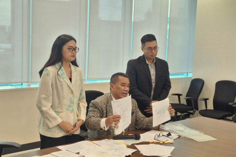 CMNP menggugat Hary Tanoesoedibjo dan BHIT senilai Rp 103 triliun terkait transaksi dengan Unibank pada 1999, melibatkan tuduhan pemalsuan. Potret Konferensi Pers Kuasa Hukum PT MNC Asia Holding Tbk, Selasa (11/3/2025).//Dok. HotmanParisOfficial//