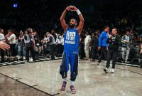 Foto: Ilustrasi Kyrie Irving tetap menembakkan lemparan bebas dengan air mata di pipinya setelah mengalami cedera lutut, menunjukkan ketangguhan sejati. (instagram.com/kyrieirving)