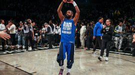 Foto: Ilustrasi Kyrie Irving tetap menembakkan lemparan bebas dengan air mata di pipinya setelah mengalami cedera lutut, menunjukkan ketangguhan sejati. (instagram.com/kyrieirving)