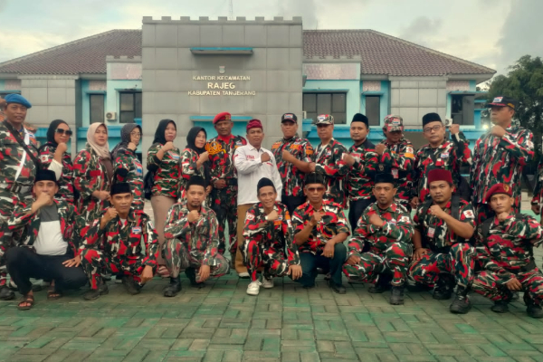 Anggota Laskar Merah Putih Rajeg berfoto bersama sebelum membagikan takjil kepada warga yang melintas di jalan raya Rajeg, Kabupaten Tangerang, Provinsi Banten.