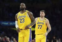 Hasil NBA Lakers menang 112-109 atas Knicks lewat overtime LeBron James dan Luka Doncic masing-masing cetak 31 dan 32 poin. (Foto: AP)