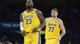 Hasil NBA Lakers menang 112-109 atas Knicks lewat overtime LeBron James dan Luka Doncic masing-masing cetak 31 dan 32 poin. (Foto: AP)