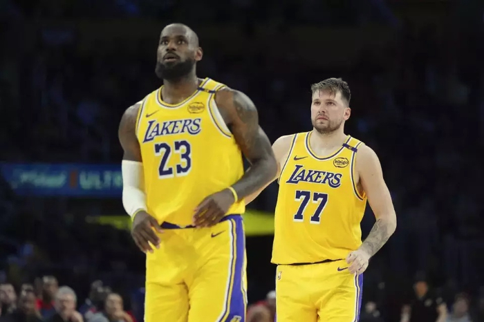 Hasil NBA Lakers menang 112-109 atas Knicks lewat overtime LeBron James dan Luka Doncic masing-masing cetak 31 dan 32 poin. (Foto: AP)