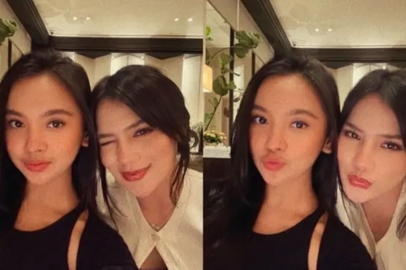 Foto Lyodra dan Davina berpose bersama dengan senyuman lebar, menunjukkan kedekatan dan kebahagiaan dalam persahabatan mereka. Keduanya mengenakan busana serasi dengan gaya santai namun elegan, mencerminkan hubungan yang penuh kasih sayang.
