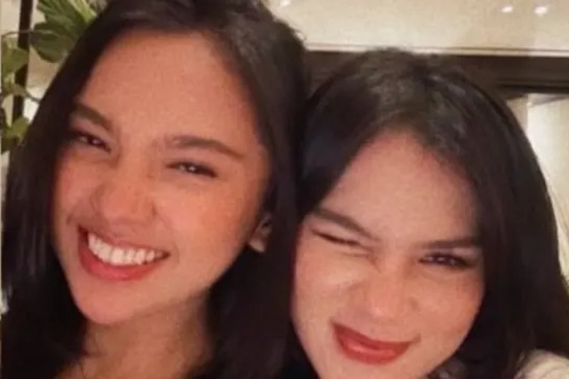 Foto Lyodra dan Davina berpose bersama dengan senyuman lebar, menunjukkan kedekatan dan kebahagiaan dalam persahabatan mereka. Keduanya mengenakan busana serasi dengan gaya santai namun elegan, mencerminkan hubungan yang penuh kasih sayang.