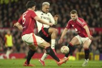 Manchester United tersingkir dari FA Cup usai kalah adu penalti dari Fulham. Bernd Leno jadi pahlawan dengan menggagalkan dua penalti United. (X.com/Manchester United)