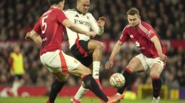 Manchester United tersingkir dari FA Cup usai kalah adu penalti dari Fulham. Bernd Leno jadi pahlawan dengan menggagalkan dua penalti United. (X.com/Manchester United)