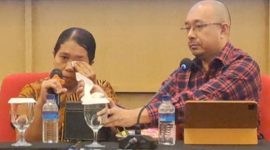 Johanis Frans Naput, 46, (kanan) bersama saudarinya, Maria Fatmawati Naput, 47, (kiri) merasa sangat kecewa dan tidak percaya atas keputusan hakim Pengadilan Negeri Labuan Bajo yang mereka sebut sangat tidak adil. (Foto: Dok. Lintasntt)