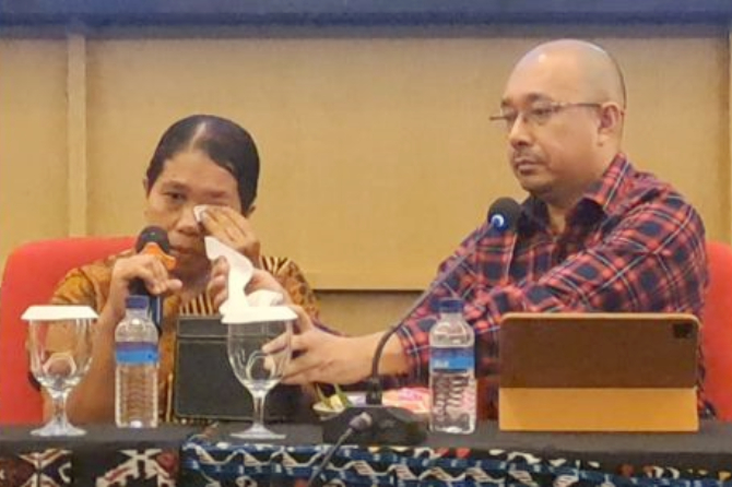 Johanis Frans Naput, 46, (kanan) bersama saudarinya, Maria Fatmawati Naput, 47, (kiri) merasa sangat kecewa dan tidak percaya atas keputusan hakim Pengadilan Negeri Labuan Bajo yang mereka sebut sangat tidak adil. (Foto: Dok. Lintasntt)