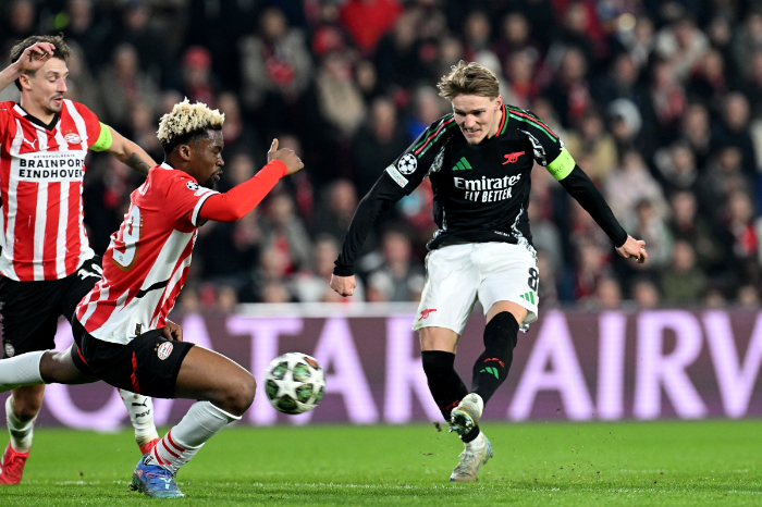 Arsenal berpesta di Philips Stadion! The Gunners menghancurkan PSV dengan tujuh gol tanpa ampun dalam laga leg pertama babak 16 besar Liga Champions.