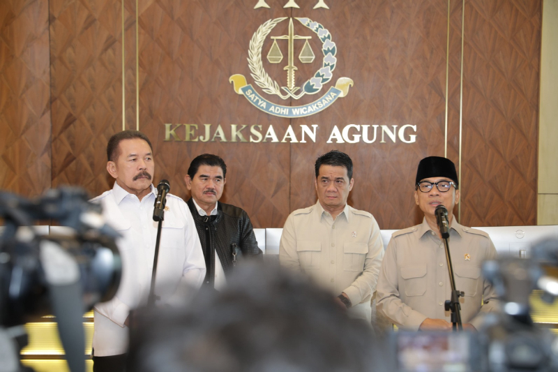 Potret Mendes PDT Yandri Susanto memberikan pernyataan di hadapan media tentang pentingnya pengawasan Kejaksaan Agung terhadap penyelewengan dana desa. (Foto: DOK.kemendesa.go.id)