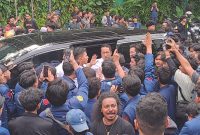 Menteri Hukum Supratman dipaksa turun dari mobil oleh massa demo RUU TNI di depan Gedung DPR, Jakarta, dan berdialog dengan mahasiswa. (Foto: Dok. Kompas.com)