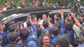 Menteri Hukum Supratman dipaksa turun dari mobil oleh massa demo RUU TNI di depan Gedung DPR, Jakarta, dan berdialog dengan mahasiswa. (Foto: Dok. Kompas.com)