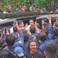 Menteri Hukum Supratman dipaksa turun dari mobil oleh massa demo RUU TNI di depan Gedung DPR, Jakarta, dan berdialog dengan mahasiswa. (Foto: Dok. Kompas.com)