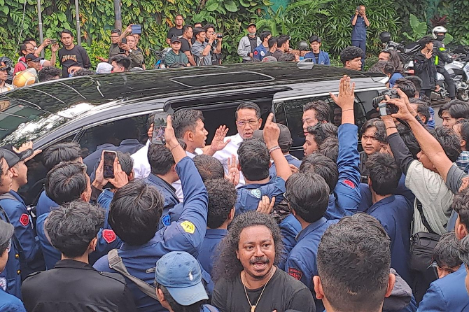 Menteri Hukum Supratman dipaksa turun dari mobil oleh massa demo RUU TNI di depan Gedung DPR, Jakarta, dan berdialog dengan mahasiswa. (Foto: Dok. Kompas.com)