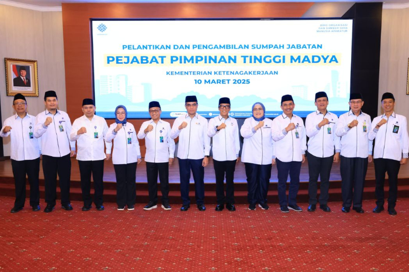 Kemnaker siap gelar mudik gratis dan servis motor gratis untuk pekerja/buruh pada Lebaran 2025, serta imbau perusahaan terapkan WFA. Potret Menaker, Yassierli, keenam dari kiri saat melantik Pejabat Pimpinan Tinggi Madya Kementerian Ketenagakerjaan, 10 Maret 2025. (Foto: Dok. kemnaker.go.id)