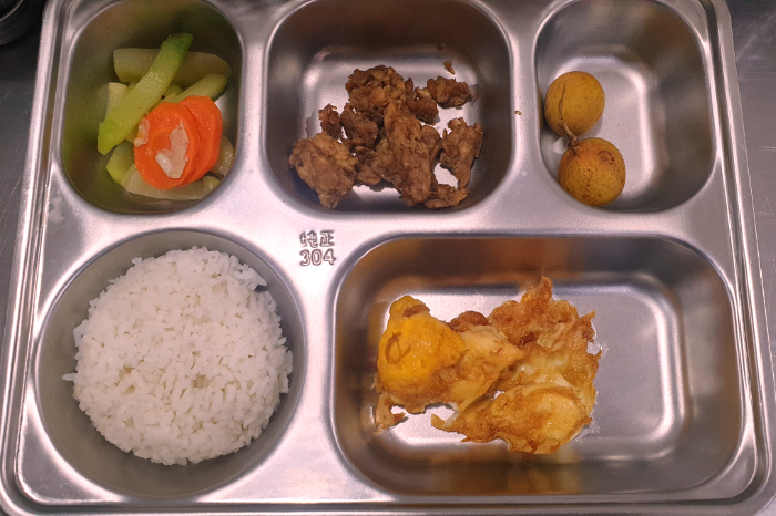 Menu makan bergizi gratis di SMPN 8 Depok Jawa Barat. (Foto: Metrosiar)