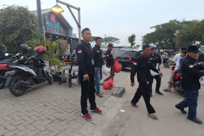 Awak media Metrosiar bagikan 140 takjil di Jalan Raya Bumi Indah, Tangerang, untuk berbagi berkah Ramadhan bersama Yayasan GAS.