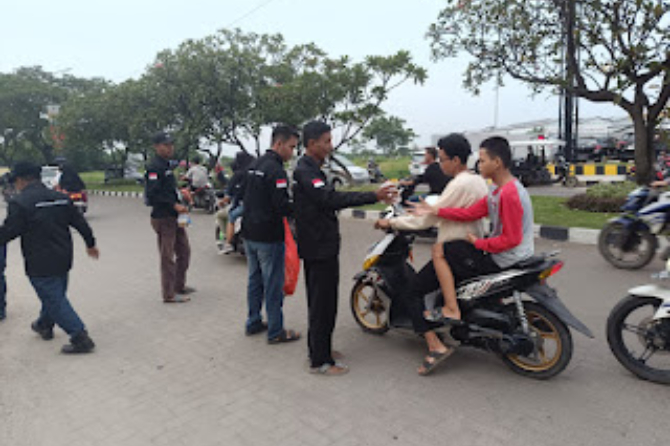 Awak media Metrosiar bagikan 140 takjil di Jalan Raya Bumi Indah, Tangerang, untuk berbagi berkah Ramadhan bersama Yayasan GAS.