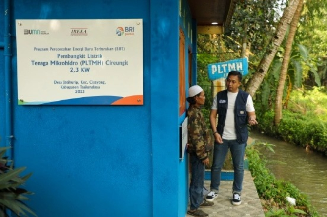 BRI Peduli bangun PLTMH di Desa Jatihurip, Tasikmalaya, untuk mendukung ekonomi mandiri, energi terbarukan, dan penghematan listrik. (Dok. BRI)