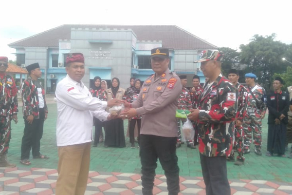 Ketua MAC Rajeg LMP dan Juga Ketua Korcam JULEHA, Nursadi-kiri (Bang Ambon) menerima secara simbolik bingkisan takjil dari Kapolsek Rajeg, AKP. A. Hajaji, S.H.,. (Dok. LMP)