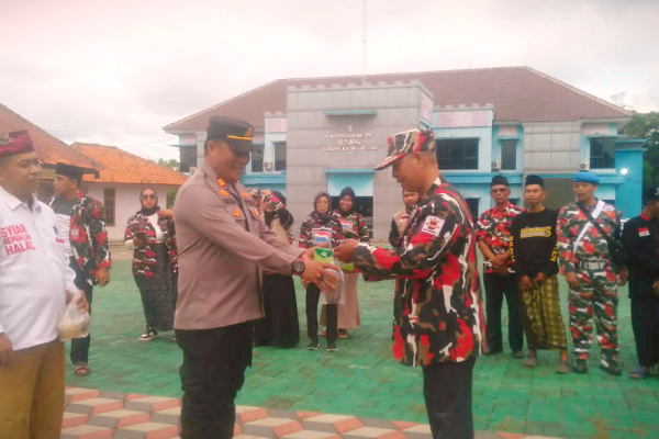 Pembagian takjil oleh Laskar Merah Putih berkolaborasi dengan Juleha di jalan raya Rajeg Kabupaten Tangerang, Banten sebagai wujud kepedulian kepada sesama di bulan Ramadan 2025