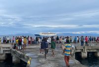 Potret KM Dorolonda singgah perdana di Pelabuhan Waren Papua untuk melayani 120 penumpang. (Foto: Dok. Pelni)