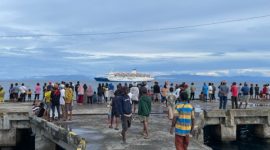 Potret KM Dorolonda singgah perdana di Pelabuhan Waren Papua untuk melayani 120 penumpang. (Foto: Dok. Pelni)