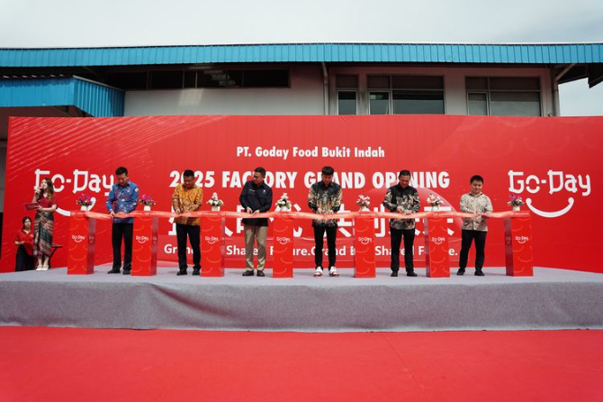 (Kiri ke kanan) Anggota Direksi GODAY Wang Jia Wei, CEO GODAY Su Hai Jun, Kepala BPOM Prof dr Taruna Ikrar, MBiomed, PhD, Anggota Direksi GODAY Wei Ru Feng, Anggota Direksi GODAY Yu Jun, dan CFO GODAY Zeng Rui Hao. (DOK. GODAY)
