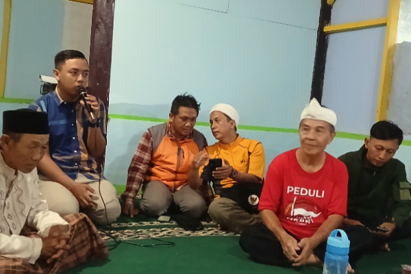 PerpatriNJ Kota Tangerang berbagi bingkisan kepada warga terdampak banjir.