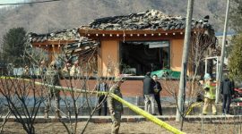 Sebuah pesawat tempur Korea Selatan secara tidak sengaja menjatuhkan bom di kawasan sipil saat latihan di Pocheon, Korea Selatan, Kamis, 6 Maret 2025. (Foto: Dok. AP)