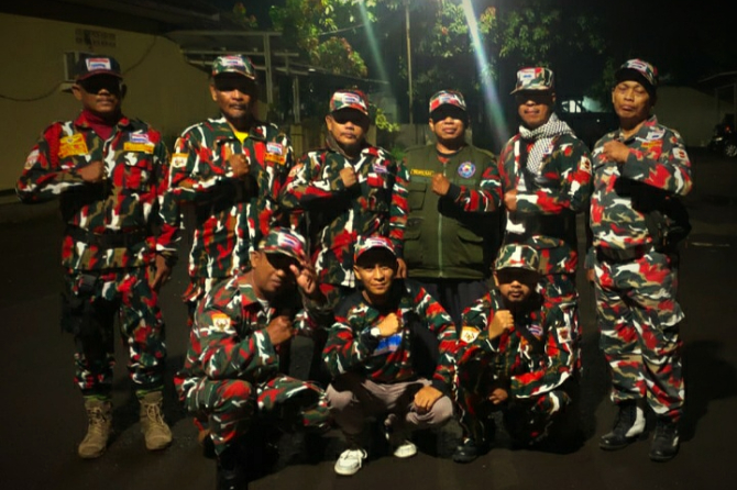 Petugas Polsek Rajeg dan anggota LMP melakukan patroli keamanan di wilayah Kecamatan Rajeg untuk mengantisipasi potensi kejahatan menjelang Lebaran.