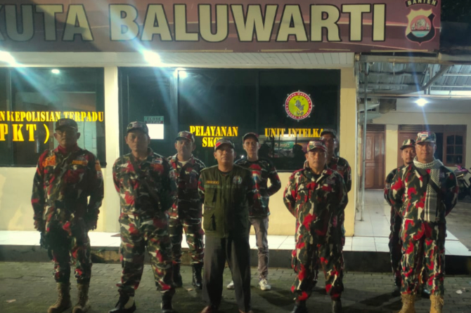 Polsek Rajeg bersama LMP gelar patroli Kamtibmas jelang Lebaran untuk antisipasi kejahatan dan menjaga keamanan di wilayah Rajeg, Kabupaten Tangerang. (Dok. LMP Rajeg)