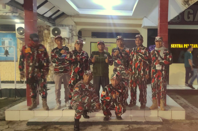 Petugas Polsek Rajeg dan anggota LMP melakukan patroli keamanan di wilayah Kecamatan Rajeg untuk mengantisipasi potensi kejahatan menjelang Lebaran.