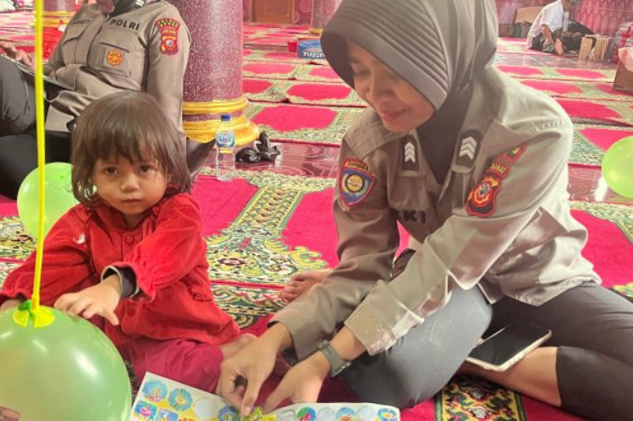 Polwan Polda Jabar hadir di tengah korban longsor Cisarua, memberikan trauma healing, dukungan moral, dan bantuan kemanusiaan. (Dok. Polda Jabar)