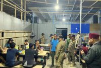 Potret Camat Pasar Kemis beserta jajaran melakukan monitoring di wilayah hukumnya demi kenyamanan berpuasa. Tampak sebuah warung makan yang masih beroperasi, dan langsung diberi teguran oleh Camat. (Foto: Alexander Salembun/Metrosiar)
