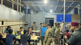 Potret Camat Pasar Kemis beserta jajaran melakukan monitoring di wilayah hukumnya demi kenyamanan berpuasa. Tampak sebuah warung makan yang masih beroperasi, dan langsung diberi teguran oleh Camat. (Foto: Alexander Salembun/Metrosiar)
