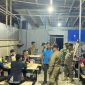 Potret Camat Pasar Kemis beserta jajaran melakukan monitoring di wilayah hukumnya demi kenyamanan berpuasa. Tampak sebuah warung makan yang masih beroperasi, dan langsung diberi teguran oleh Camat. (Foto: Alexander Salembun/Metrosiar)