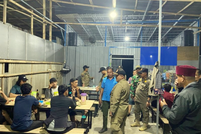 Potret Camat Pasar Kemis beserta jajaran melakukan monitoring di wilayah hukumnya demi kenyamanan berpuasa. Tampak sebuah warung makan yang masih beroperasi, dan langsung diberi teguran oleh Camat. (Foto: Alexander Salembun/Metrosiar)