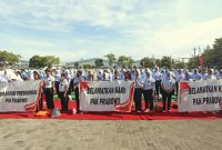 Karyawan PT Sritex membentang spanduk permohonan kepada Presiden Prabowo Subianto untuk menyelamatkan mereka dari PHK massal. (instagram.com/sritexindonesia)